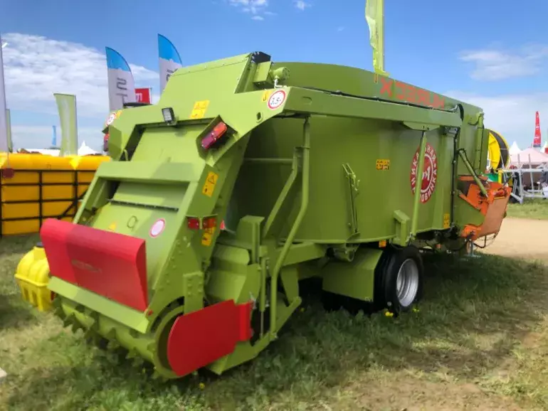 Смеситель – раздатчик кормов СРК-14ВФ «ХОЗЯИН» с фрезой